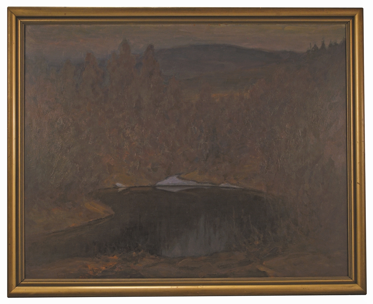 Oljemålning på pannå av masonit, "Tjärnen" av Erik Hedberg. På målningens baksida står "Vårkväll" som titel, men målningen har blivit känd under namnet Tjärnen. Blåsvart tjärn i kitteldal, höga, buskklädda stränder, blånande åsar i fonden.
