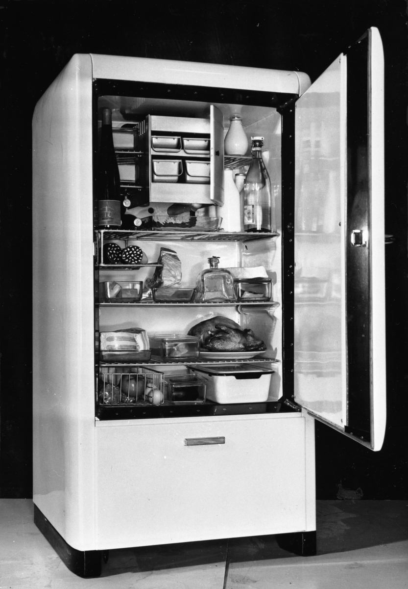 Kylskåp L650. Öppet med matvaror.