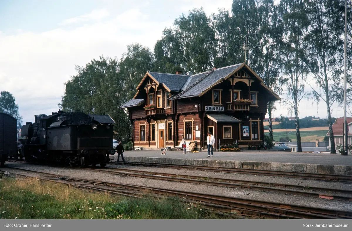 Damplokomotiv type 24b nr. 264 på Skreia stasjon.