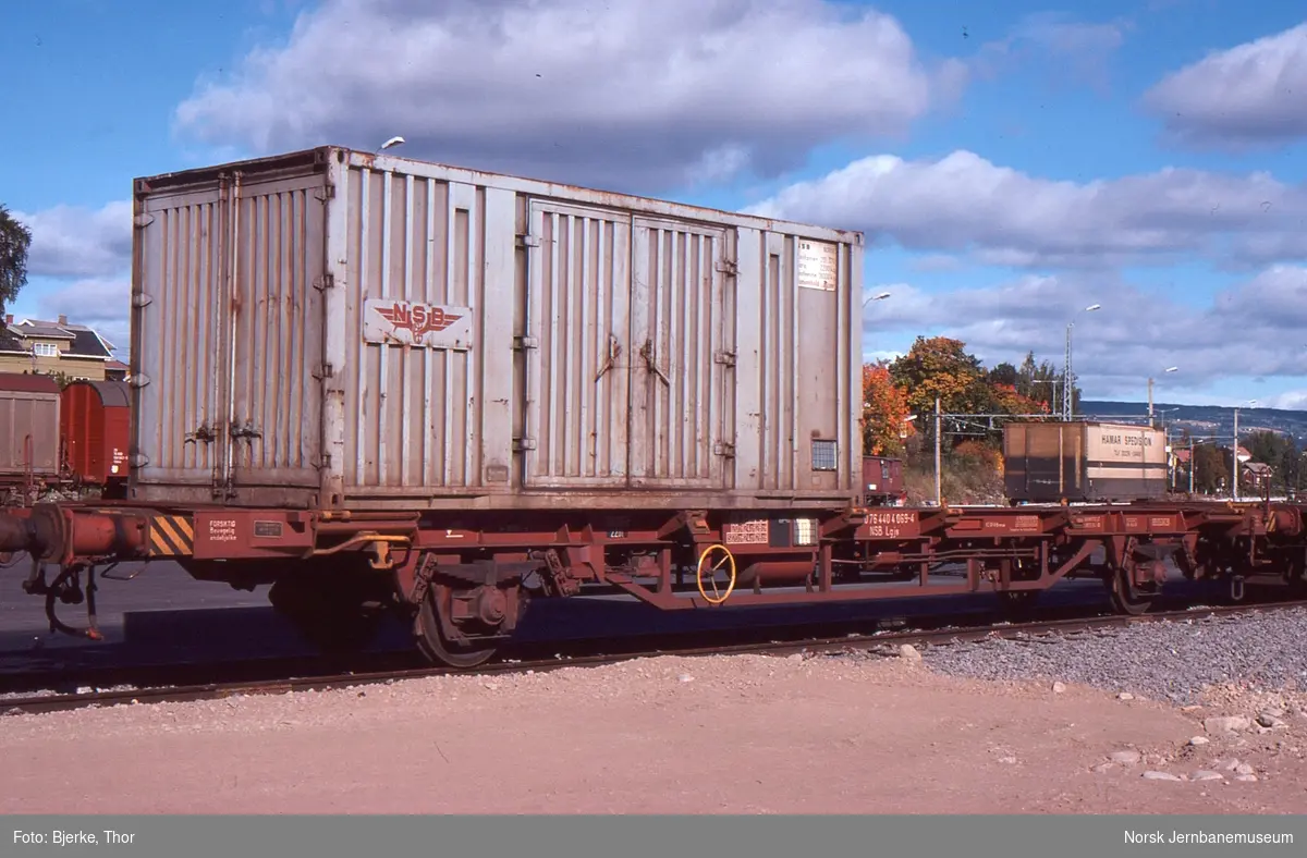 Containervogn litra Lgjs nr. 440 4069 på Hamar stasjon
