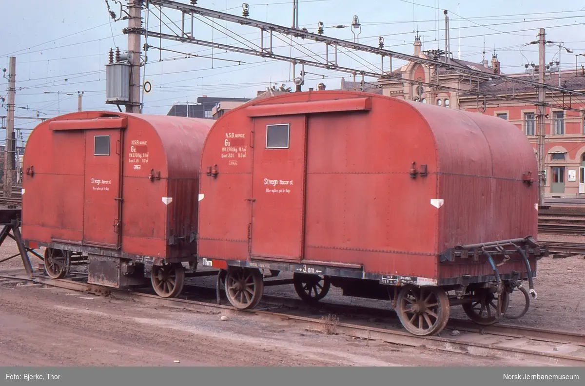 To utrangerte godstilhengere litra Gx, merket "Stasjonsvogn", på Hamar stasjon
