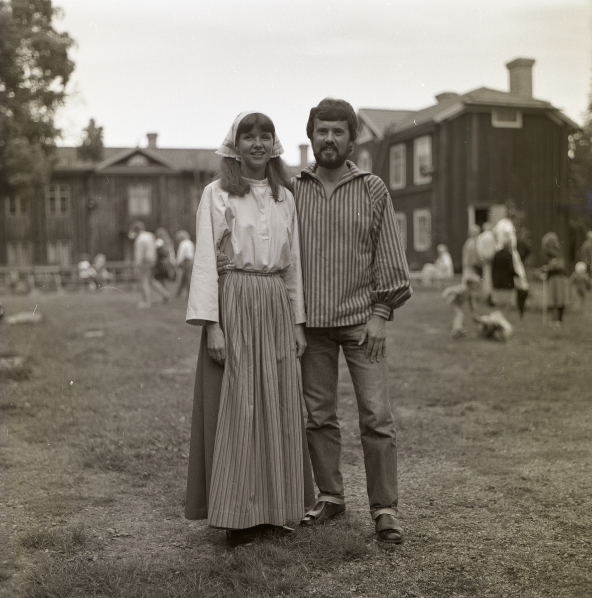En man och en kvinna från USA besöker Rengsjöfesten, 15 juli 1984. Kvinnan är iklädd folkdräkt.
