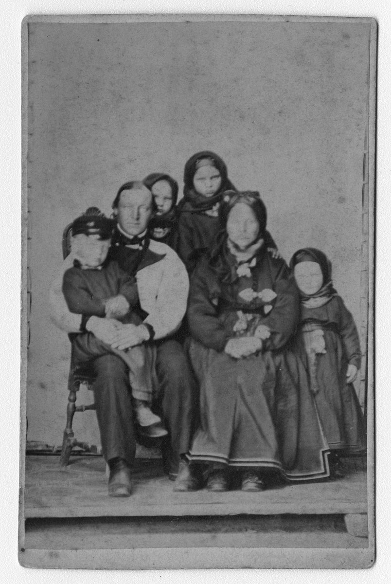 Fotosamling etter fotograf Knut Aslaksen Berdal. f. 1829 Einlaugdalen Vinje, d. 21.01.1895. Familieportrett, Mann og kone, og 4 barn. Bak på bildet står anført Eika fra Bø var Stortingsrepresentant.