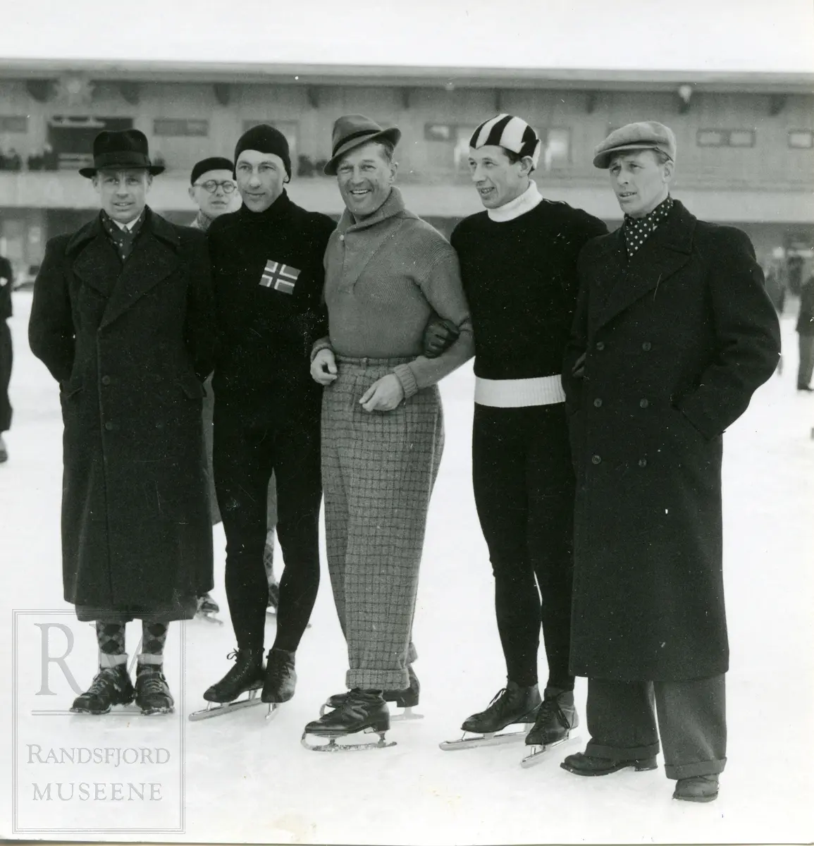 Maurice Chevalier flankert av norske skøyteløpere, Hadelandstrioen.
