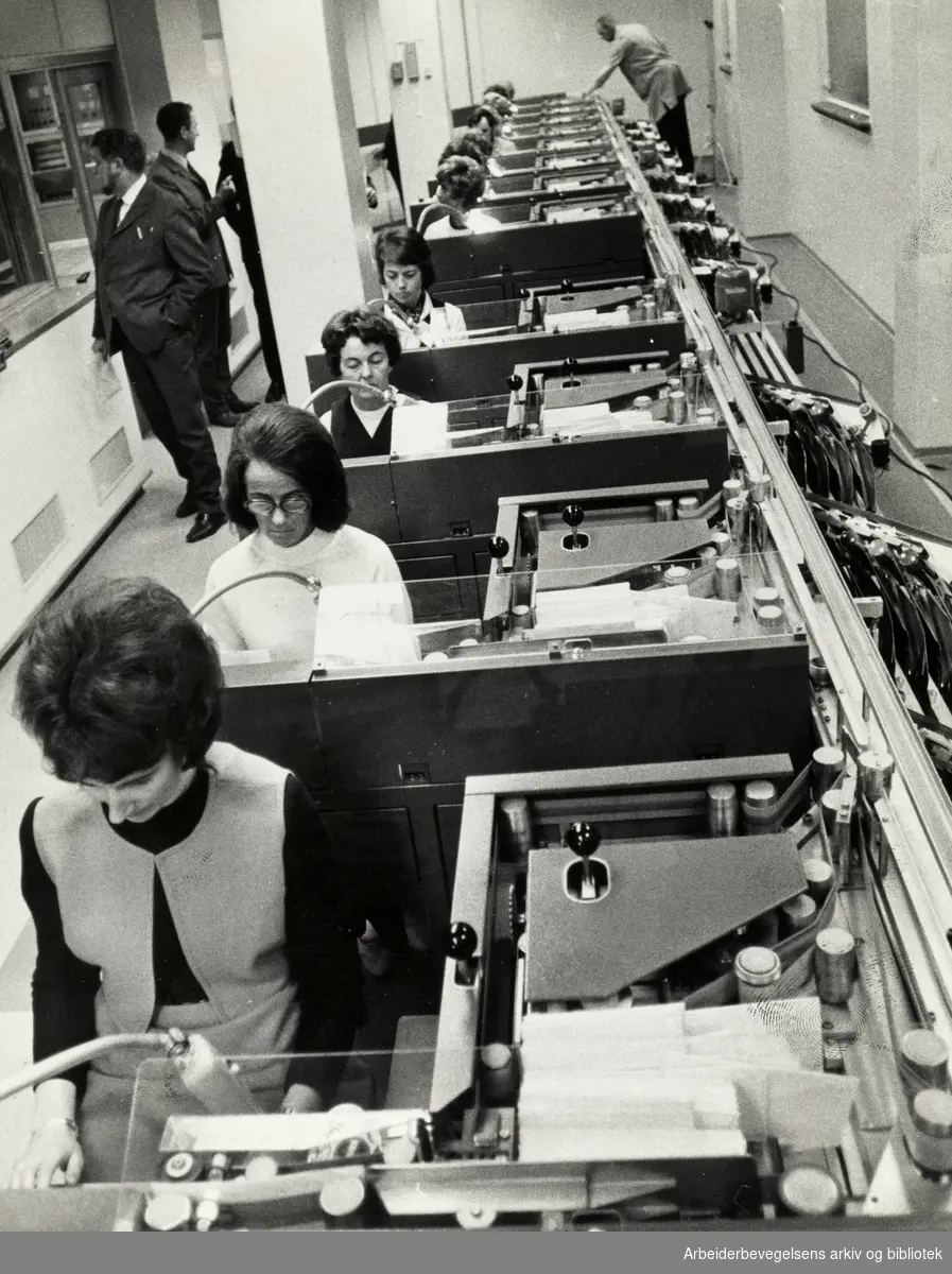 Hovedpostkontoret. Brevavdelingen. Her kodes hvert brev etter postnummer. April 1972