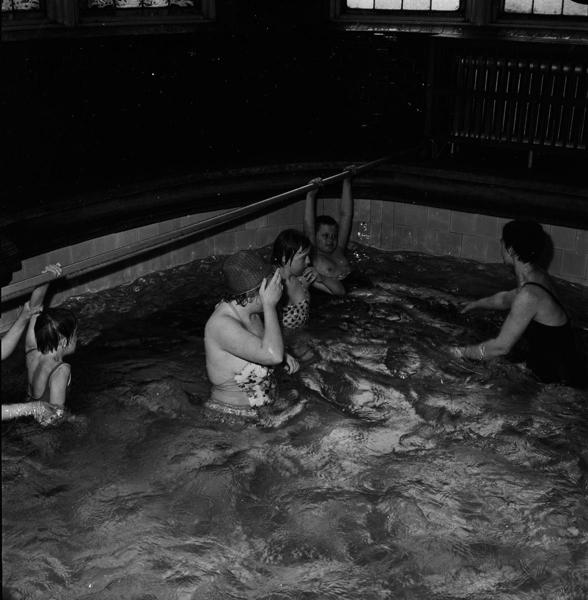 Centralbadet - "vattenlekar i romerska badet", Uppsala 1964