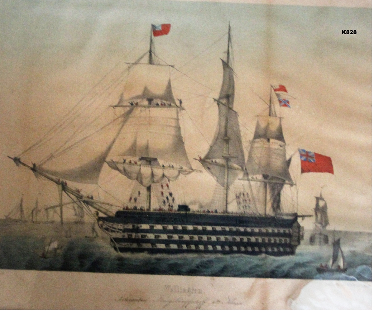 Litografi med forgylt ramme med glass, profil 3 cm.To tynne treplater på  baksiden.
Motiv: Litografi av skipet Wellington, , 4 engelske handelsflagg og 3 kanondekk. mannskap ombord. 6 andre mindre båter rundt