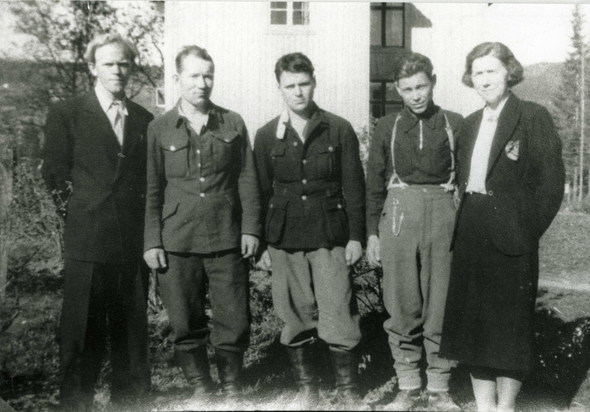 Russiske krigsfanger på besøk hos familien Solberg på Graneid, Dokka