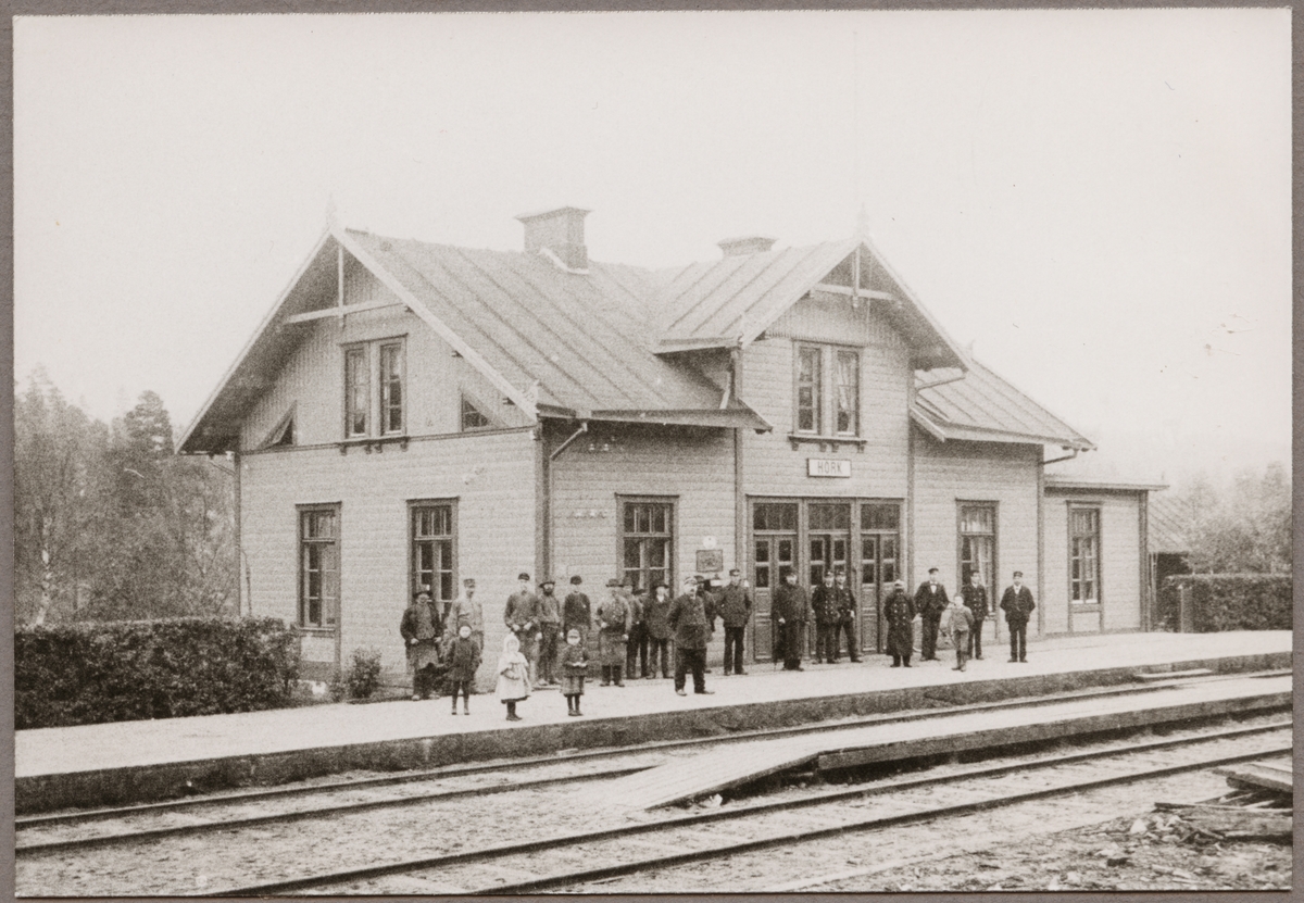 Stationshuset i Hörk med uppställd personal och barn framför stationshuset i slutet av 1800-talet.