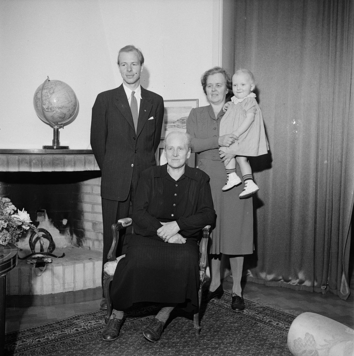Möbelfabrikör Ture Waldén med familjen, fyra generationer, Uppsala 1947