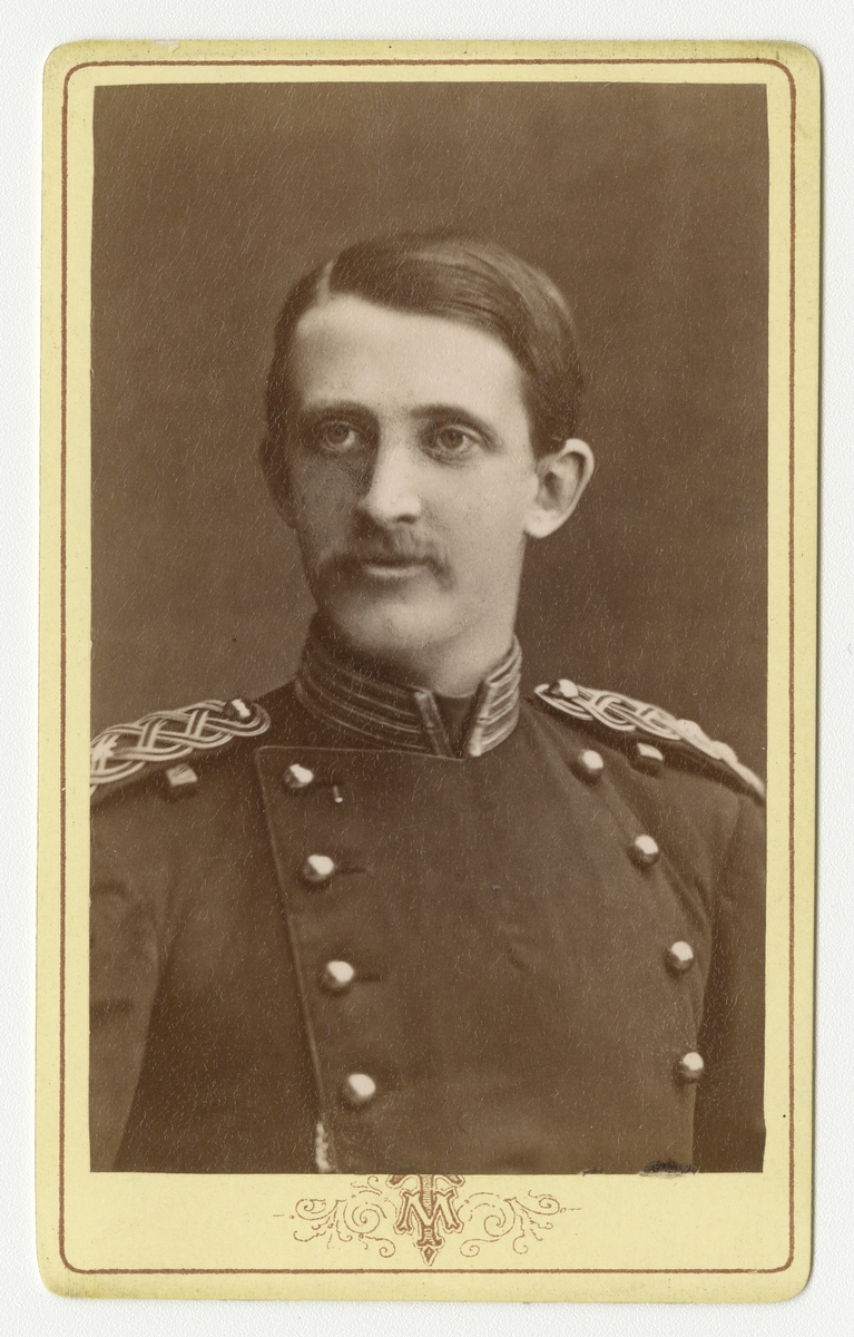 Porträtt av Victor Herman Killander, löjtnant vid Smålands grenadjärbataljon.

Se även bild AMA.0007728, AMA.0007794, AMA.0009172 och AMA.0009781.