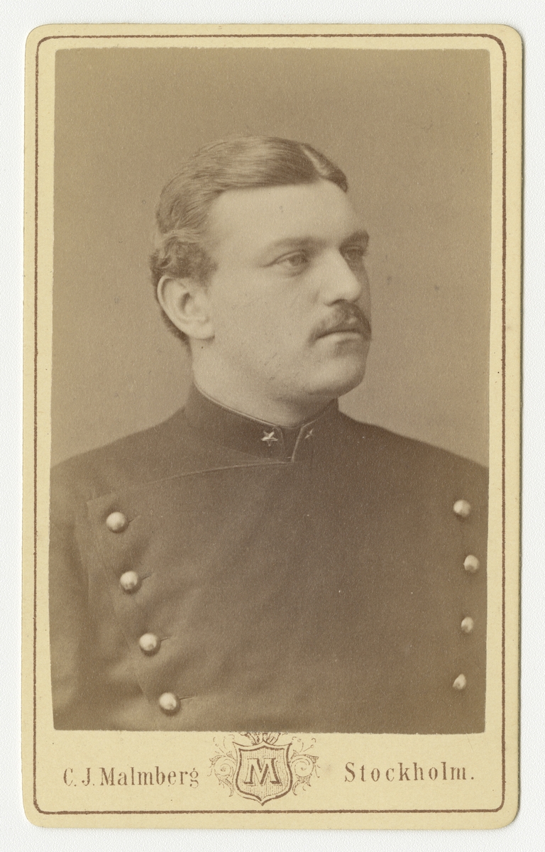 Porträtt av Axel Gyllensvärd, underlöjtnant vid Smålands grenadjärbataljon.

Se även bild AMA.0007353.