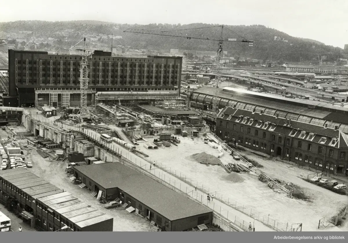 Jernbanetorget. Mye gravearbeider før sentralt kollektivknutepunkt i Oslo skal være ferdig, innen 1988. August 1984