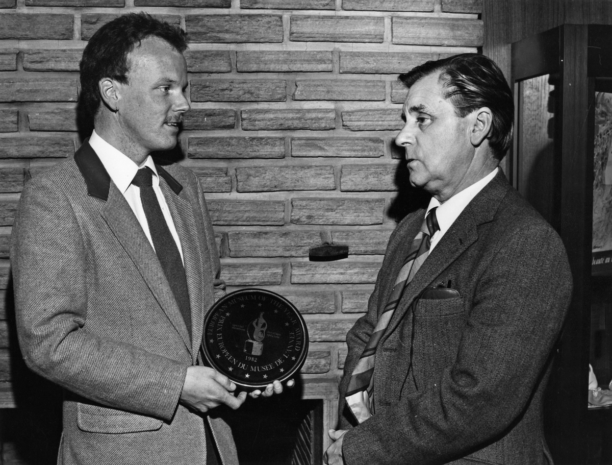 Ringve Museum får overrakt utmerkelsen "European Museum of the Year Award" for 1982.
T.v. konservator Peter Andreas Kjeldsberg. T.h. Richard Hoggart fra priskomitéen.