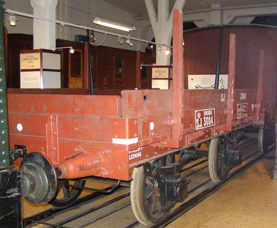 Virkesvagn, svängelvagn littera Kä 3004, målad i falurött.
Tillåten belastning från början 8,5 ton, men ökade 1892 till 11 ton, sedan fjädrarna utbyttes mot kortare. Svängeln i vagnens mitt användes vid timmertransporter. Sedan kompletterades vagnen med stolpar på långsidorna och lämmar runt om. Beteckningen Kä betyder virkesvagn med svängel, äldre vagntyp och infördes 1921.

EVN nummer: 43 74 3050 004-5