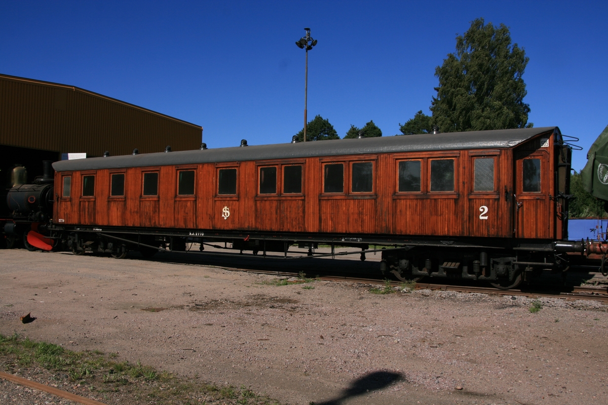 Kombinerad personvagn för andra och tredje klass (= första och andra klass fr.o.m. 1956)
SJ BCo7a nr 2770

BCo7 var 1929, då nr 2770 levererades, ett gemensamt littera för kombinerade andra- och tredjeklassvagnar med inbyggda plattformar och tre andraklass- och fem tredjeklasskupéer. Nytillverkning av sådana vagnar började byggas i samma utförande som 2770 år 1918. Den bevarade vagnen är en av SJs sist byggda s.k. trävagnar, tillverkad samma år som de första vagnarna med stålstomme. Vagnen hade vid leveransen inredning helt i äldre stil, d.v.s. klädda träbänkar i tredje klass och stoppade soffor i andra klass klädda med mokett i mönster med SJ-monogram, tre kronor och ekkronor. Den var försedd med moderniteter som elektrisk belysning och eluppvärmning.
I samband med moderniseringar har vagnen fått stålrörssoffor av 1936 års modell i tredjeklassdelen och 1938 års andraklassinredning. I samband med överlämnandet till Järnvägsmuseum renoverades vagnen på SJs verkstad i Tillberga till ett 1940-tals utförande.

Kombinerade andra- och tredjeklassvagnar var vanliga i många typer av tåg och just BCo7 var ett typiskt inslag i de flesta tåg under 1920- och 30-talen, under det senaste decenniet dock överträffad av varianten i stål. Vagnen är i exteriören en mycket god representant för 1910-20-talets mest typiska snälltågsvagnar och helt lik från ursprungsförfarandet. Interiören består i förändringar som genomfördes från sent 1930-tal och genom hela 1940-talet. Interiörerna i andraklasskupéerna är de enda som finns bevarade från denna period. 

Ur Bevarandeplan för järnvägsfordon, Sveriges Järnvägsmuseum, red Sjöö, 2004, s 114.
