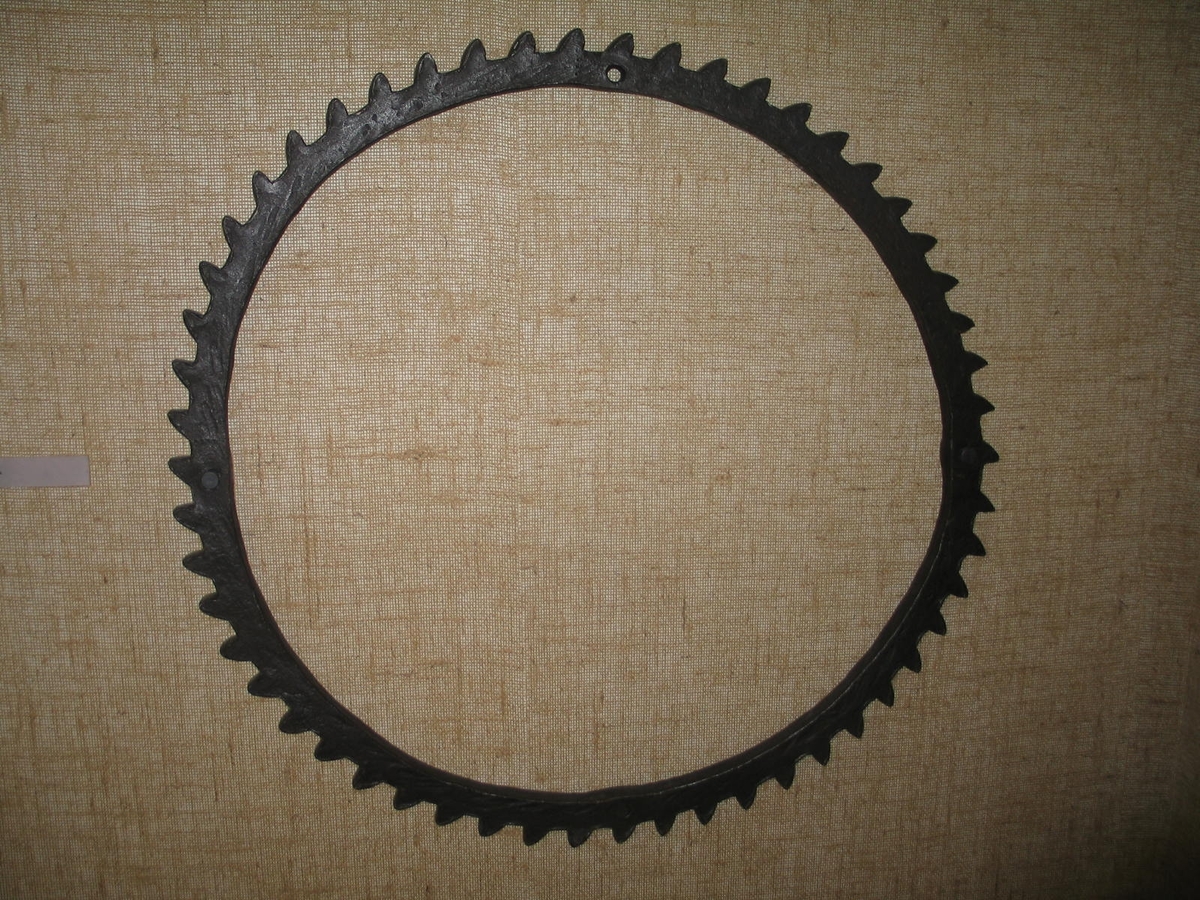 Spärrhjul av järn. Tjocklek: 25 mm.