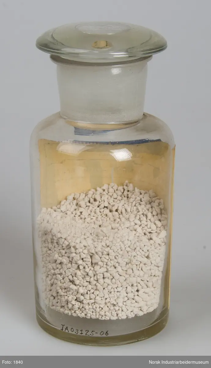 Cylindrisk laboratorieglas med konisk slebet glasprop der indeholder Fullgjôsel nr. I.