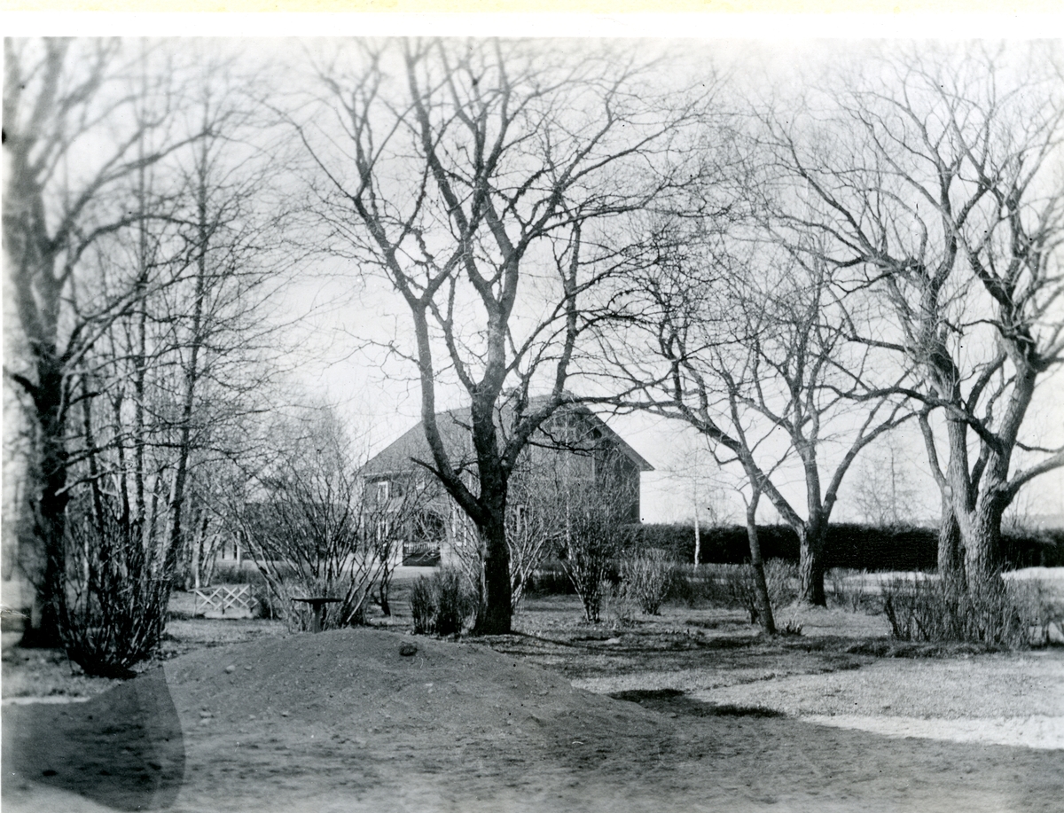Lillhärad sn, Västerås.
Skolan/sockenstugan från norr, 1895-1905.