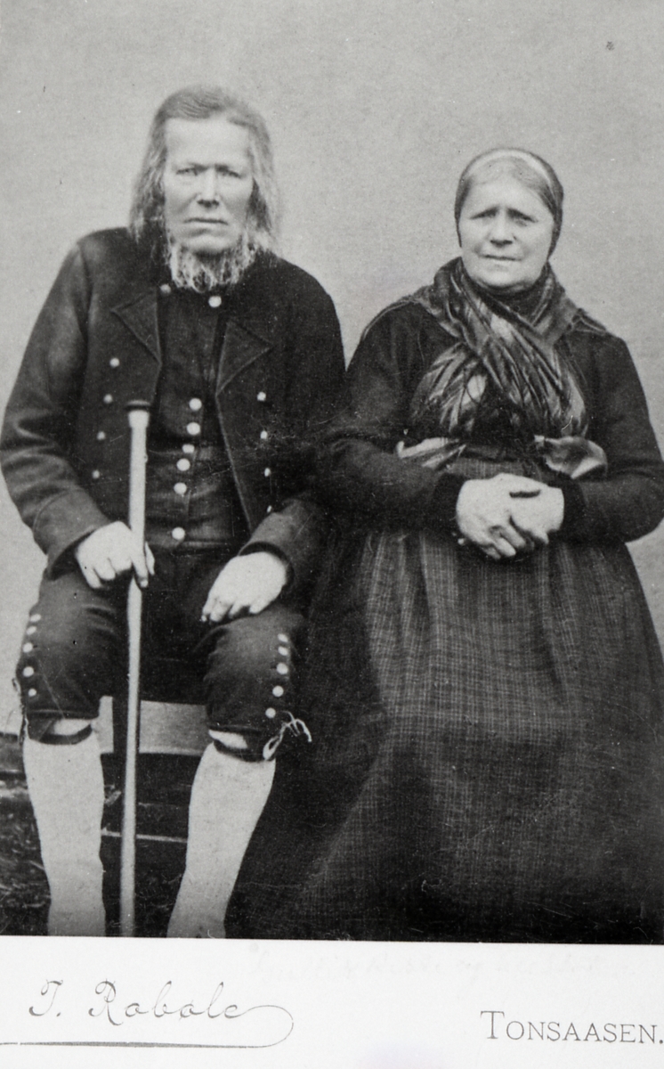 Portrett i helfigur av ordfører Gullik Riste og kona Seborg, ca. 1870.