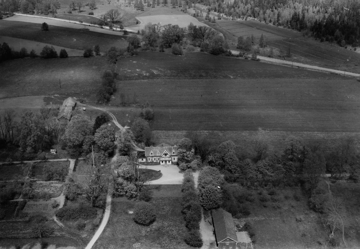 Flygfoto över Lundboholm vid Bor i Värnamo Kommun, Jönköpings län. Nr: 325/1957