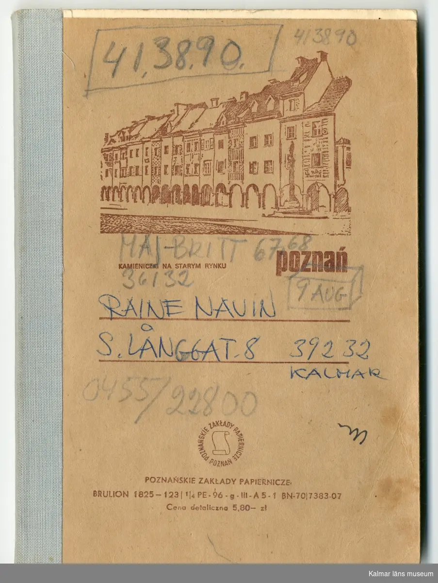 KLM 46157:475. Skissbok, papper, färg. Skissbok med vita papperssidor och omslag i brunt papper med tryck av byggnad i rött och rygg med grå tejp. Innehåller anteckningar, dikter och skisser, gjorda av Raine Navin.