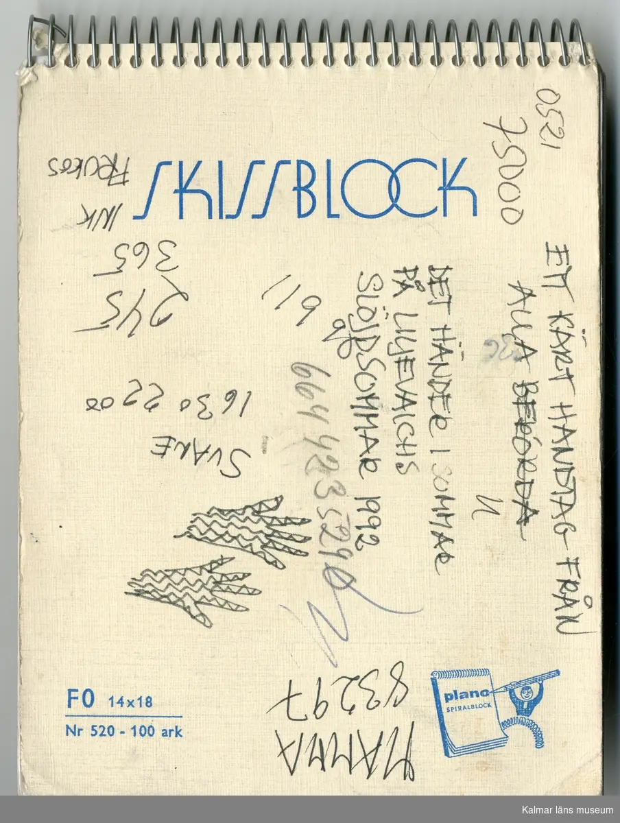 KLM 46157:487. Skissblock, papper, färg. Skissblock med vita papperssidor och omslag i gult papper med texten "SKISSBLOCK" i blått. Innehåller anteckningar och skisser, gjorda av Raine Navin. Se foto för exempel.