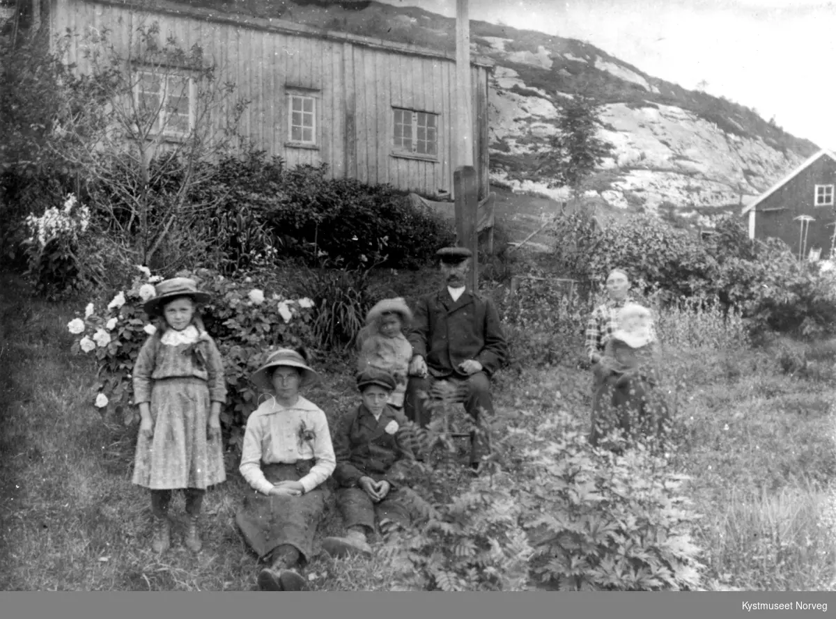 Nærøy, familien Øren i hagen
