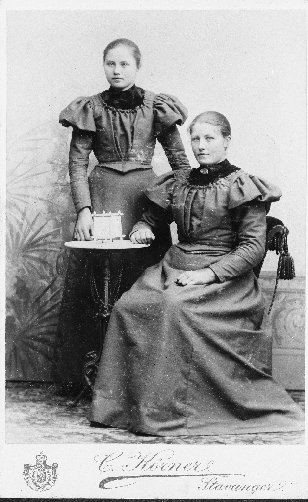 Maria Olsdtr. Årestad (1880 - ) og Serina (1879 - 1902)