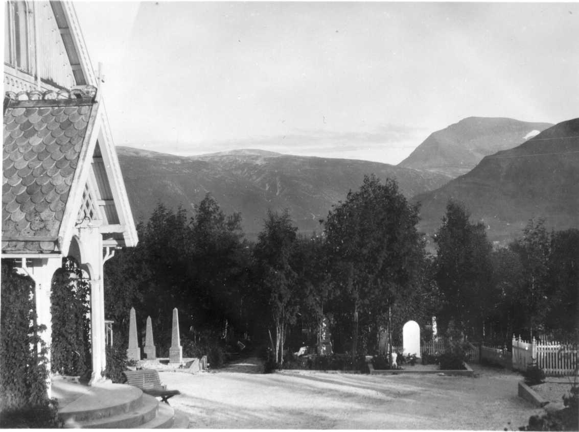 En kyrka och en kyrkogård. Tromsö Gravlund.
