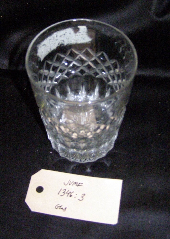 Dricksglas av klart glas med fasettslipat mönster.