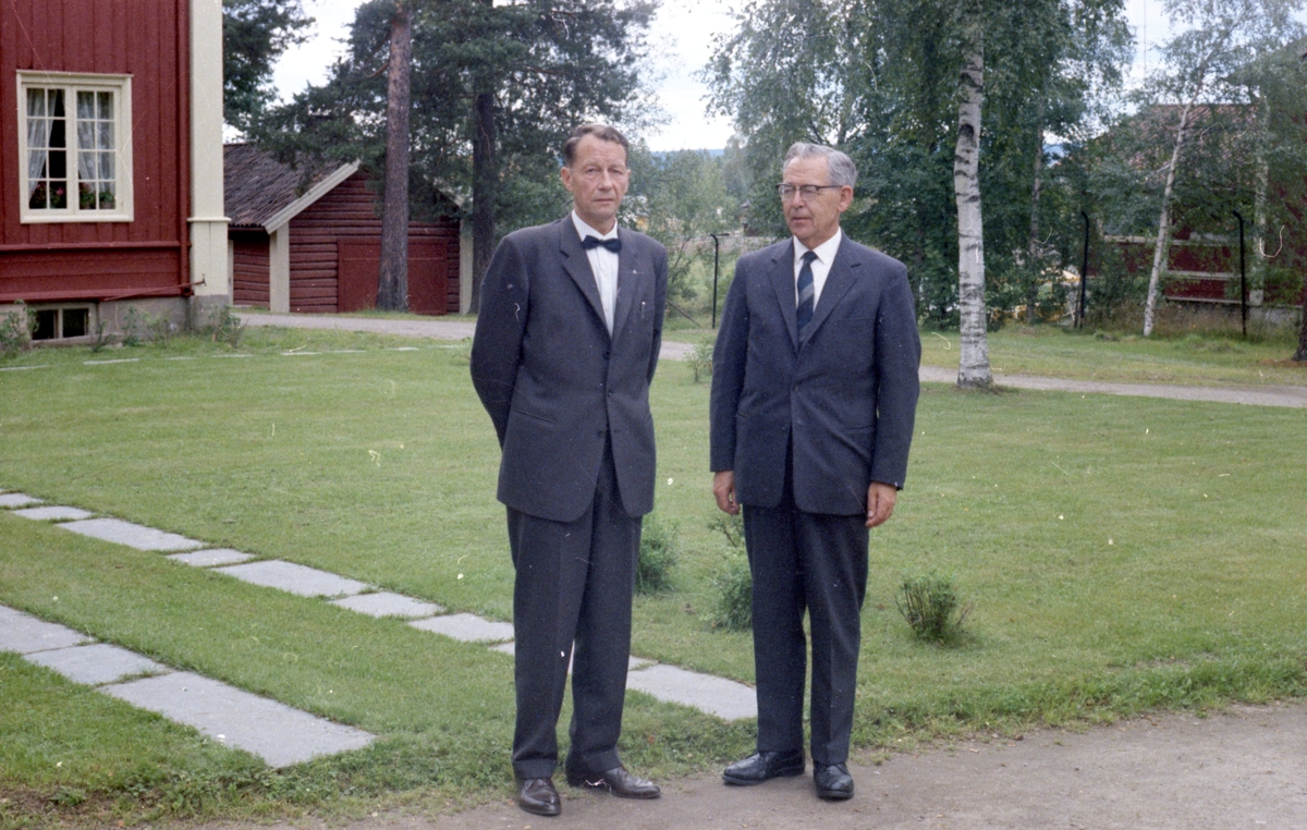Konservator og styreformann venter på kongen 1964. Fargeneg. foto H. Skirbekk