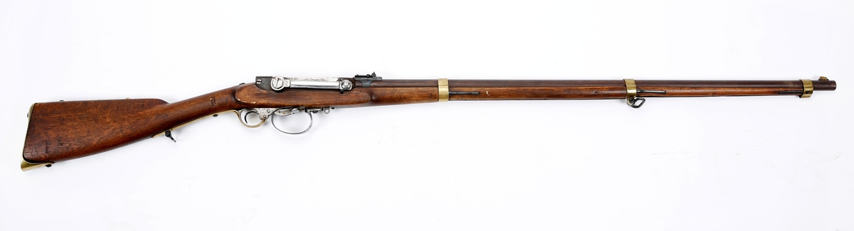 Norsk kammerlader M/1860/67 rifle. Produsert ved Kongsberg våpenfabrikk. Omgjort fra kammerlader til bruk for metallpatron etter rustmester Lunds patent i 1867. Kaliber 4``` (``` betyr linjer etter svensk regnemåte) = 12,17 mm.