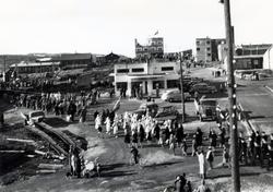 17.mai-tog 1946 i Storgata. Toklebakken går rett opp mot Bet