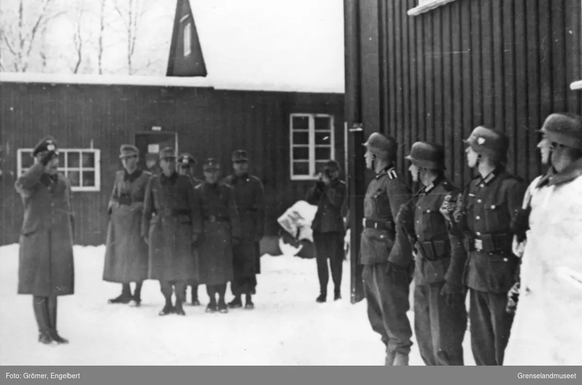  General Falkenhorst og andre offiserer ved kasernen i Kirkenes.
