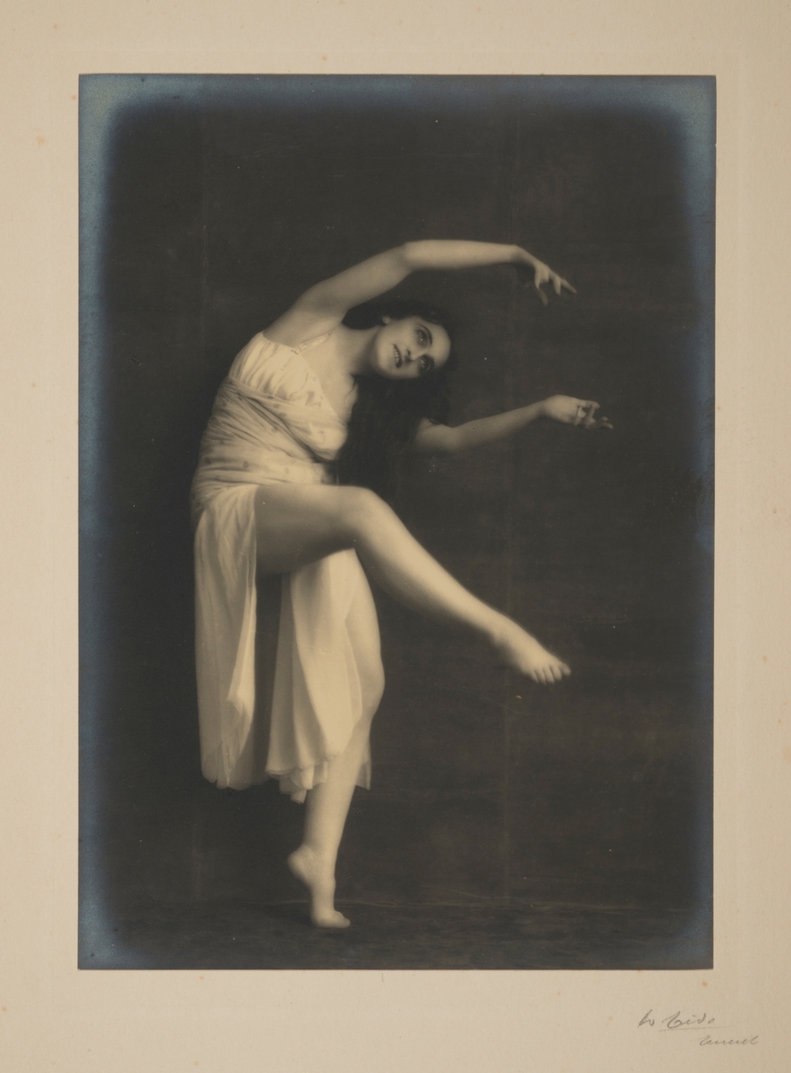Kunstnerisk portrett av den berømte russiske ballettdanseren Vera Fokina, som danser.
