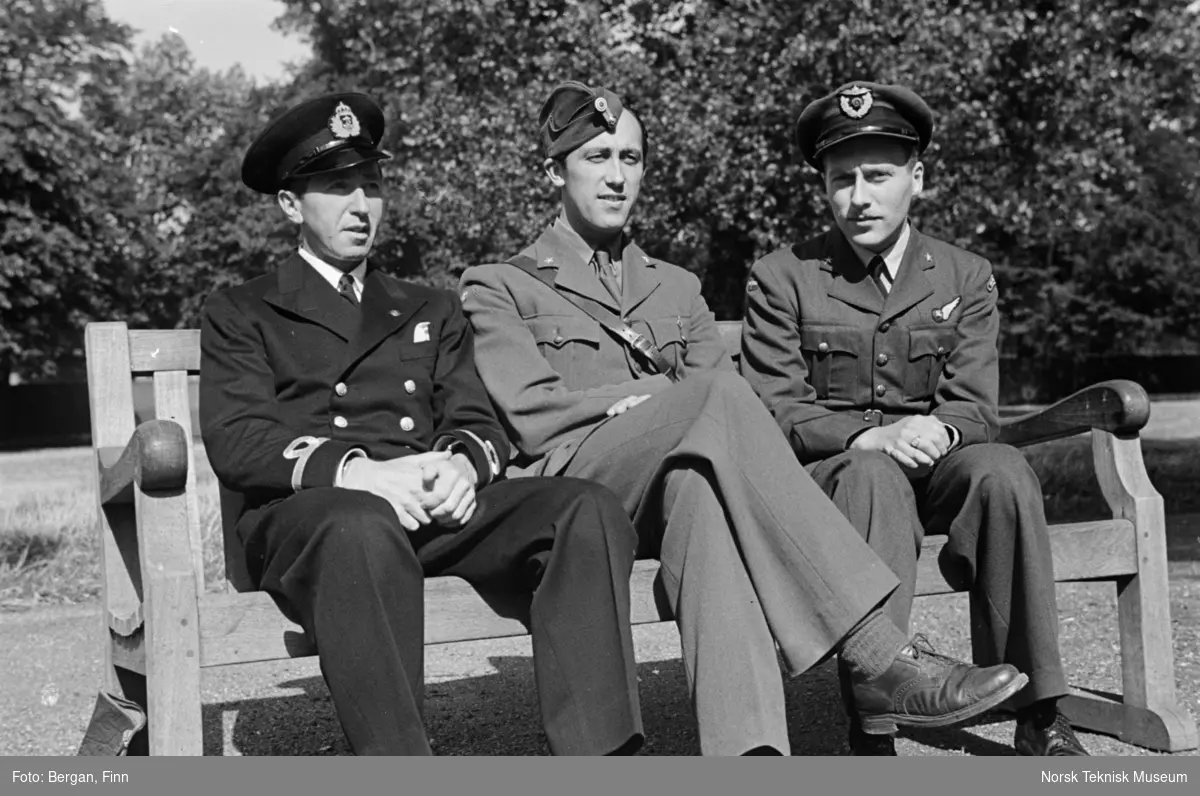 Tre uniformerte personer på en parkbenk
