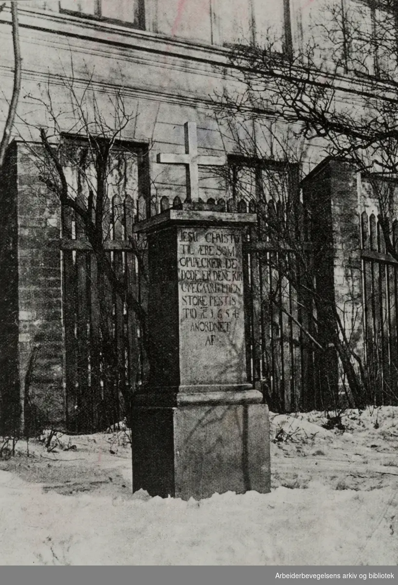 Krist kirkegård. Minnestøtte som ble reist under pestepedemien i 1654. September 1977