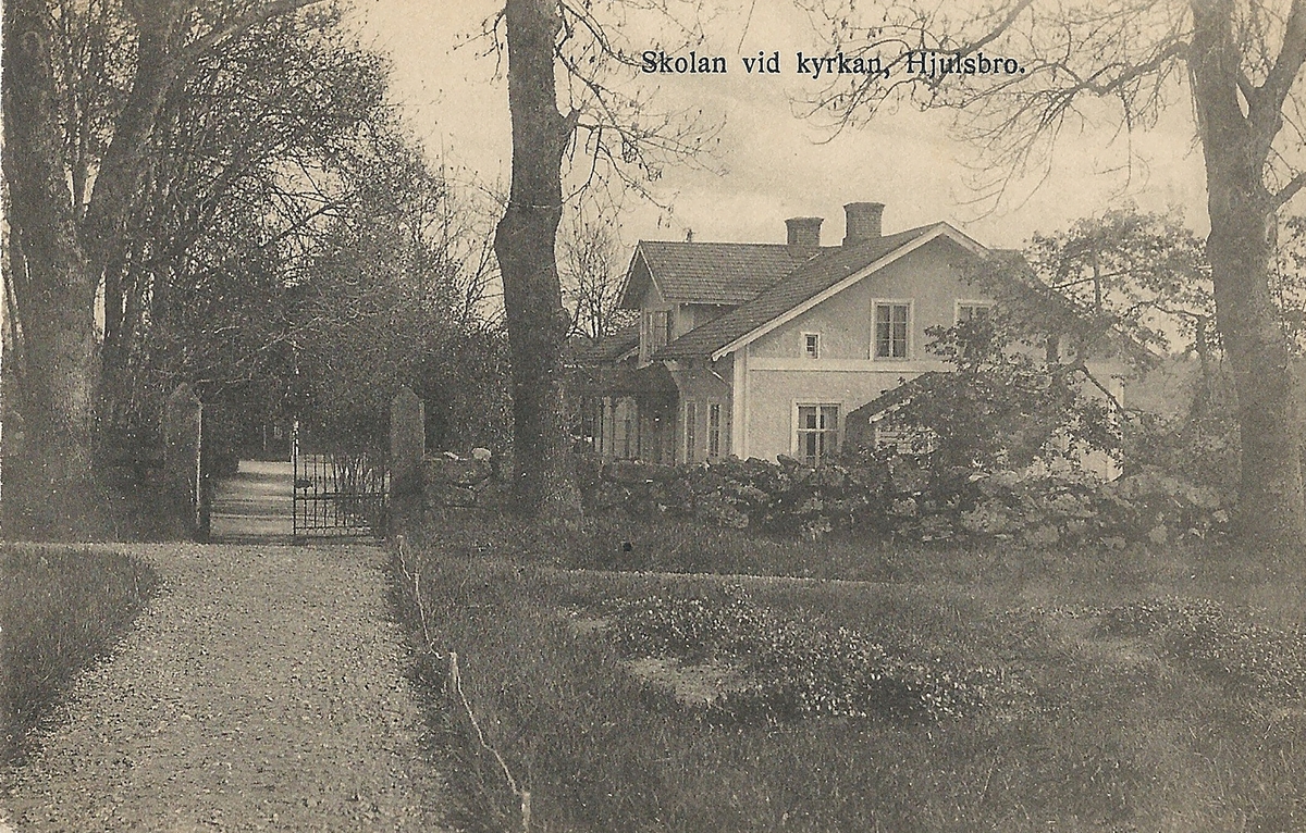 Vykort Bild på skolan vid Landeryds kyrka utanför Linköping.
Hjulsbro, Landeryd, kyrkskolan, skola
Poststämplat 1 januari 1919
foto A Ohrlander