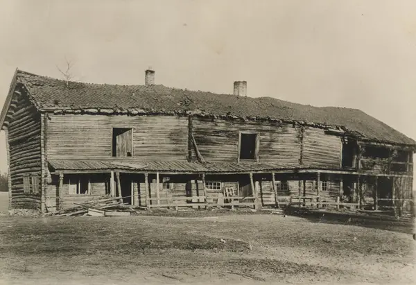 Svalgangsbygningen i forfall, ca. 1909. Foto/Photo