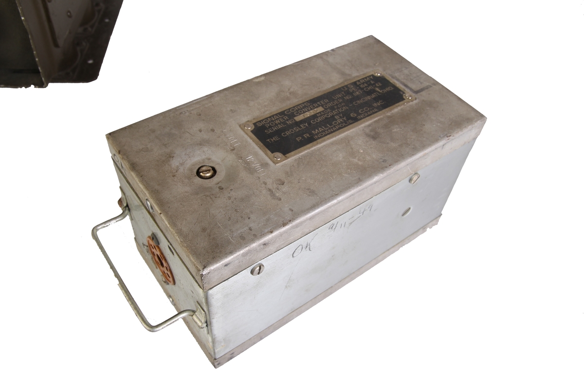 Rektangulær radiostasjon med sender og mottaker.

Telefonanlegg 12 watt. Type 4601/461. Amerikansk militæranlegg ombygget hos Robertson i 1946.