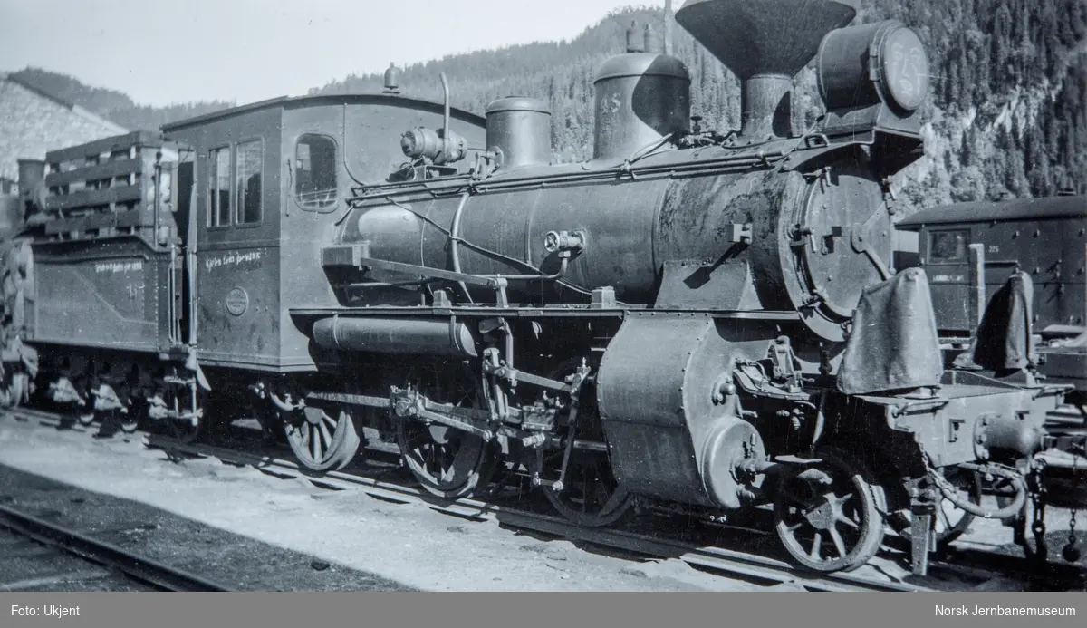 Damplokomotiv type XXIIIa nr. 45 hensatt på Støren stasjon.