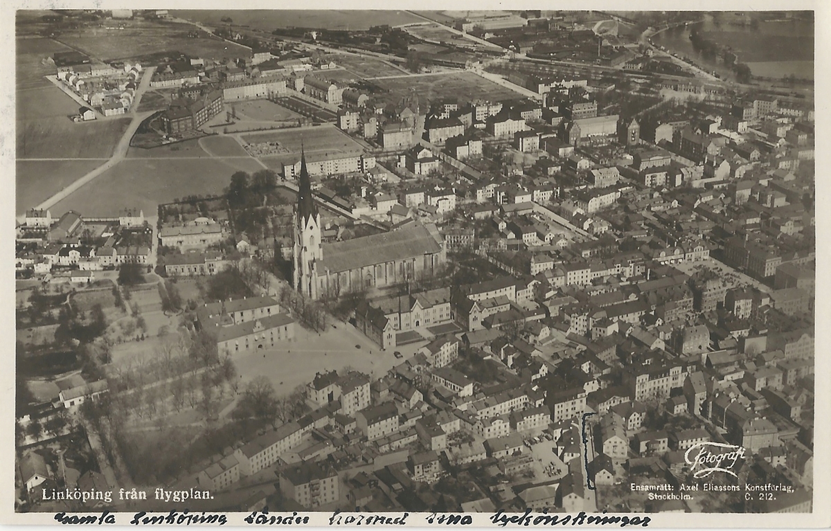 Vykort Flygfoto över centrala delarna av Linköping.
Linköping,flygfoto, Domkyrkan,
Poststämplat 19 juni 1931
Axel Eliassons konstförlag