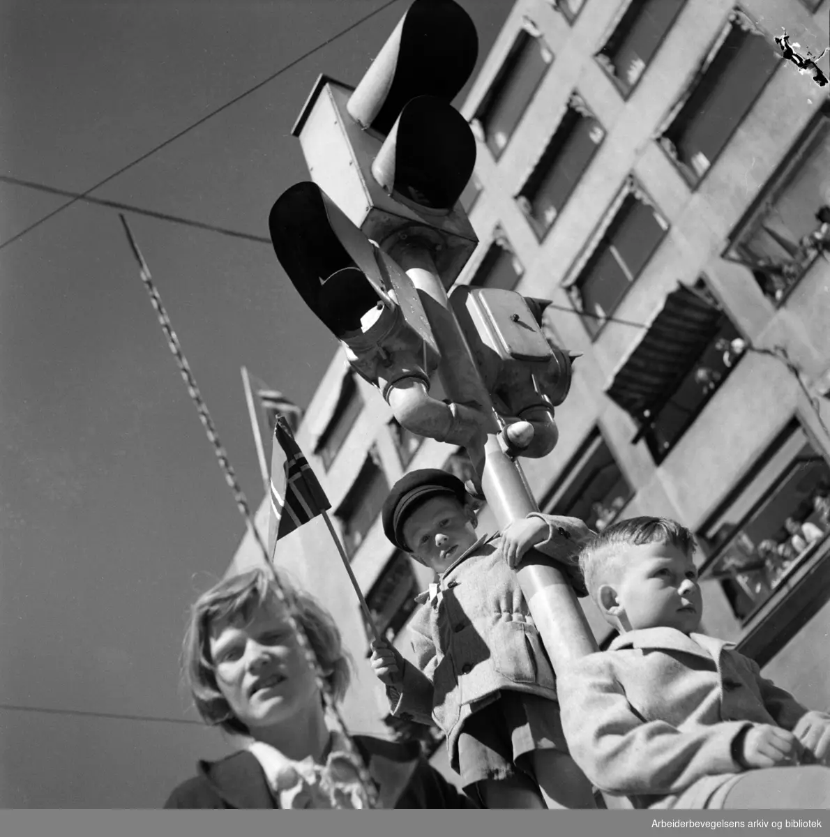 Barnetoget. Tilskuere. Trafikkfyr. 17. mai 1951