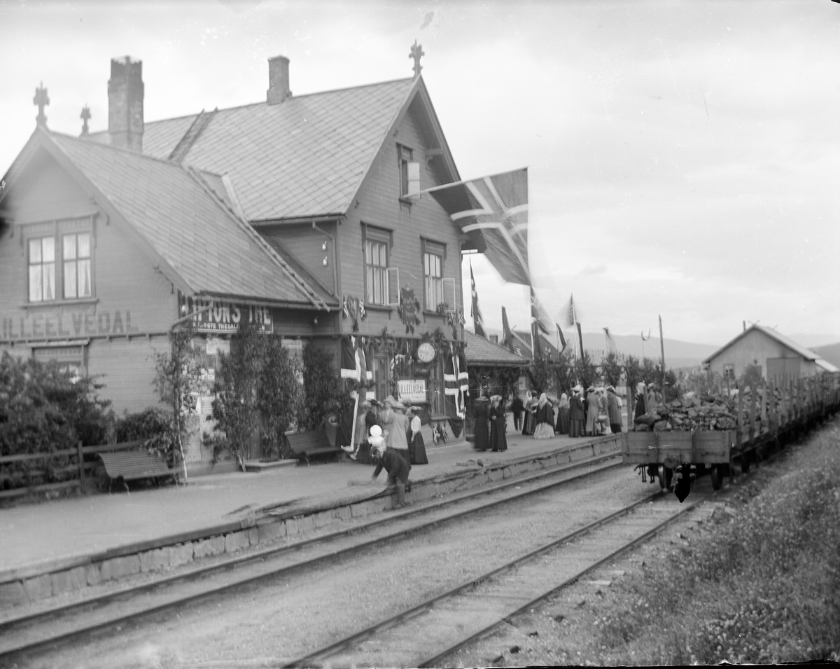 Personer på Lilleelvedal stasjon venter på at kong Haakon og dronning Maud skal komme