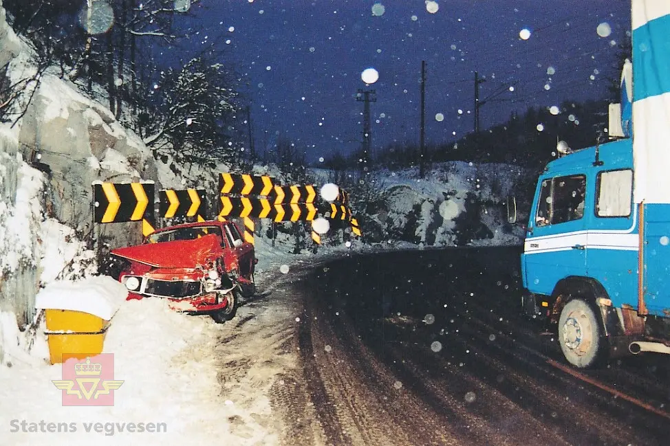 Trafikkulykke på glatt vinterføre.