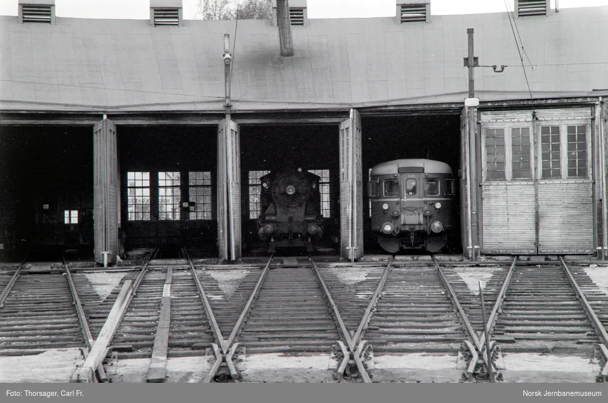Damplokomotiv type 24b nr. 236 og motorvogn Bmdo 9105 i lokomotivstallen på Kongsberg stasjon.