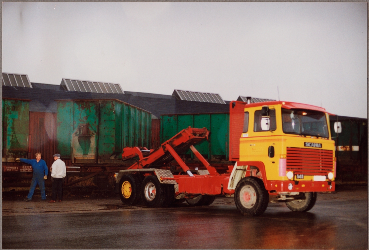 Utsvängda containrar på godsvagnar för omlastning till bil i Eskilstuna.
