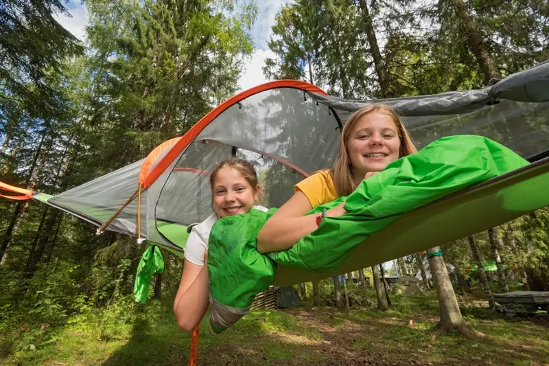 Jenter i tretopptelt fotografert under De nordiske jakt- og fiskedager 2019 på Norsk skogmuseum, Elverum, Hedmark. Telt. friluftsliv. DnT. Opplev Finnskogen.
Tv.  Kristine Mathiasen, th  Marthe Helstad Gudbrandsgård. De nordiske jakt- og fiskedagene 2019. Jakt- og fiskedagene. Jakt og fiskedagene. Jakt og fiskedager. Arrangement. Arrangementer. Camping. Telting. Barn. Ungdom.