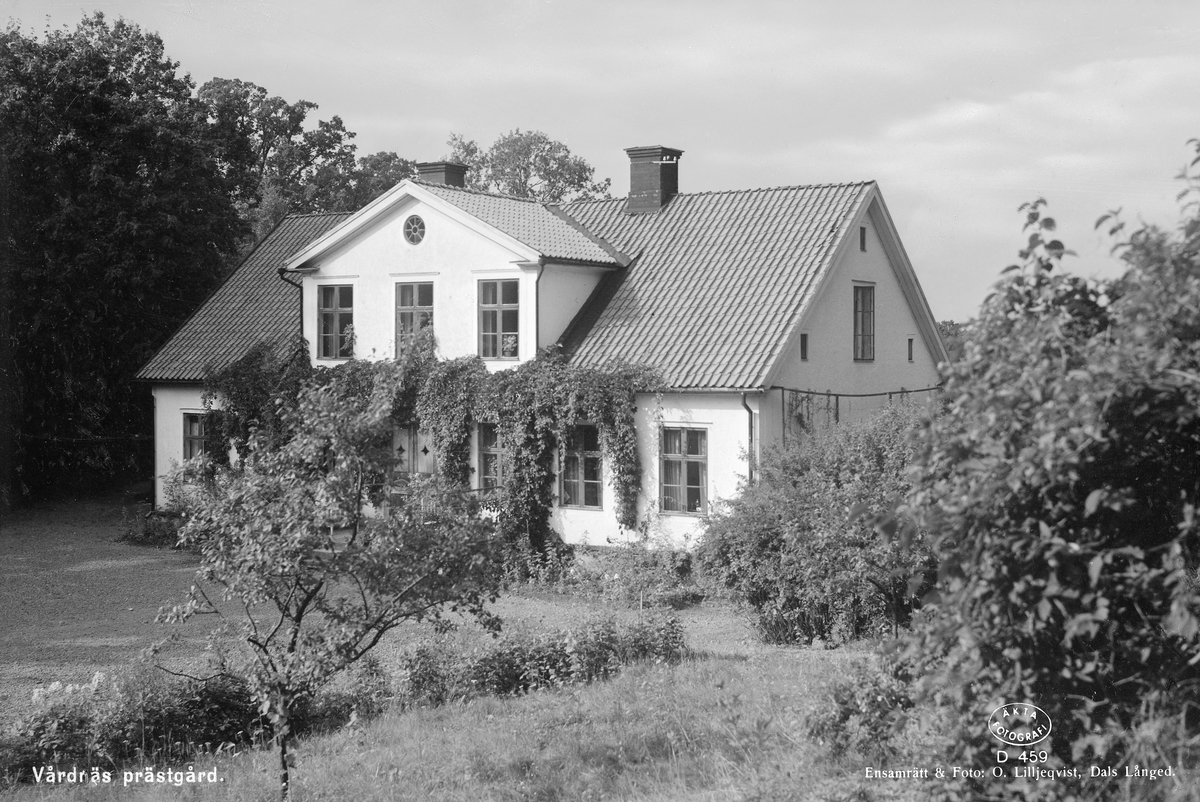Vårdsnäs prästgård 1945. Uppförd 1855 och vackert belägen invid sjön Stora Rängen. Vid tiden för bilden disponerades gården av kyrkoherde Gösta Jehrlander med maka Elna.